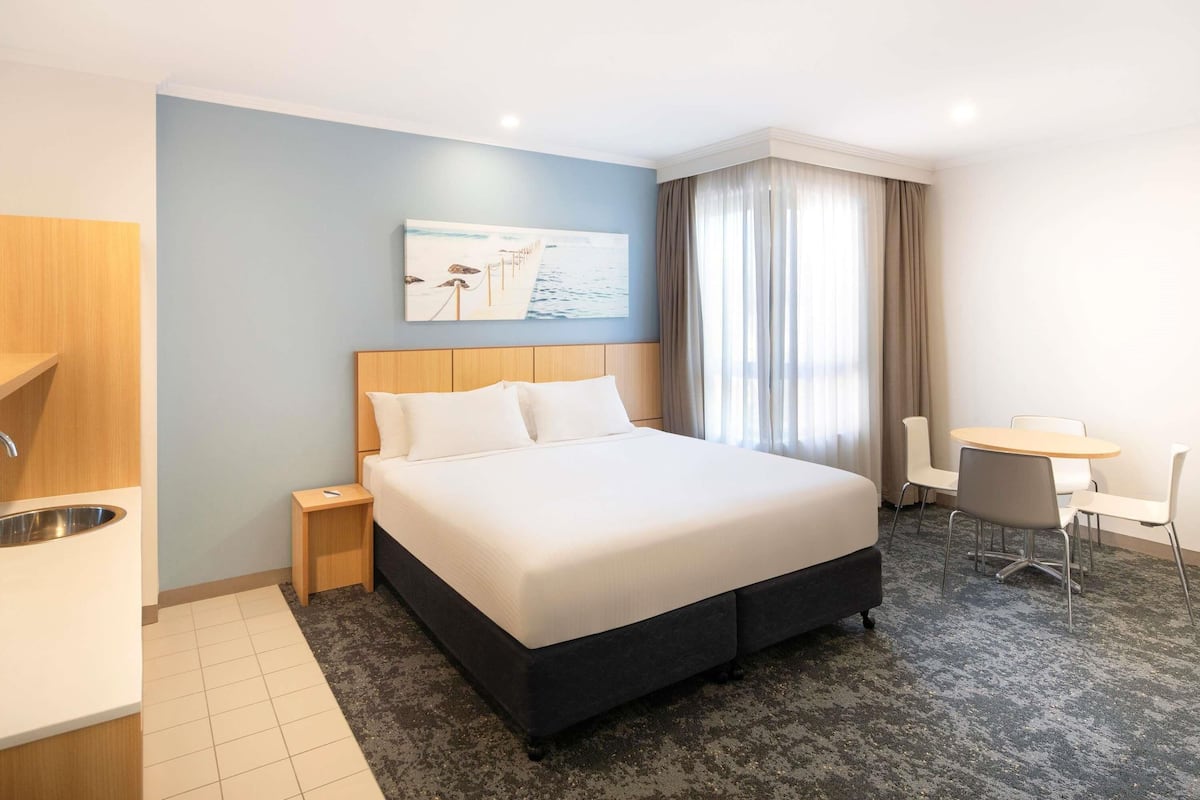 Standardzimmer, 1 Queen-Bett, barrierefrei | Zimmersafe, Bügeleisen/Bügelbrett, kostenlose Babybetten, Zustellbetten