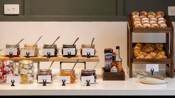 Frokostbuffé hver dag (AUD 26.5 per person)