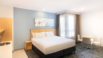 Chambre Standard, 1 grand lit, accessible aux personnes à mobilité réduite | Coffres-forts dans les chambres, fer et planche à repasser