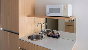 セーフティボックス (室内)、アイロン / アイロン台、ベビーベッド (無料)、可動式ベッド