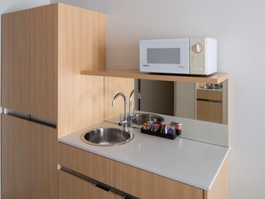 Caja de seguridad en la habitación y tabla de planchar con plancha 