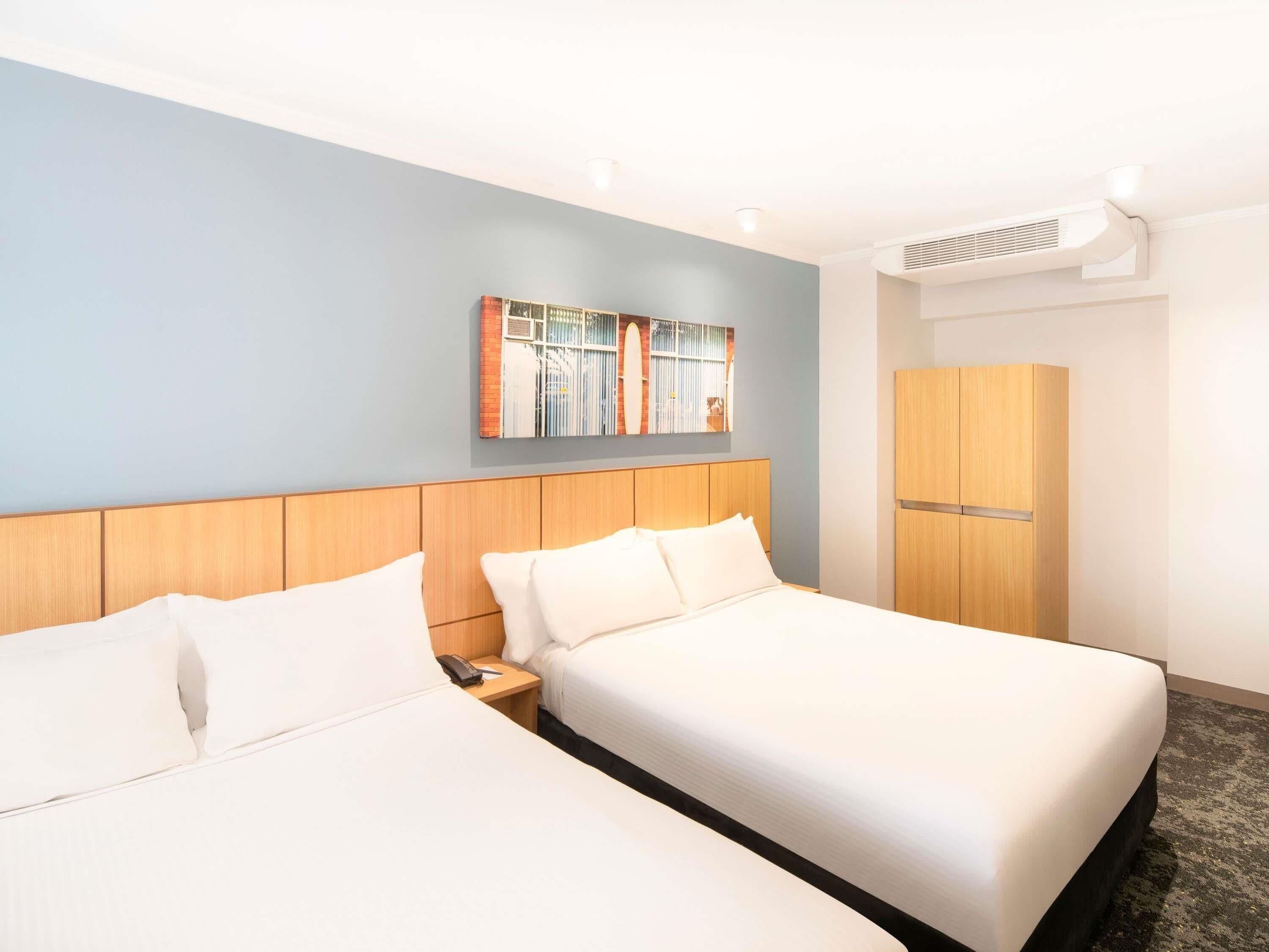 Standardzimmer, 2 Queen-Betten | Zimmersafe, Bügeleisen/Bügelbrett, kostenlose Babybetten, Zustellbetten