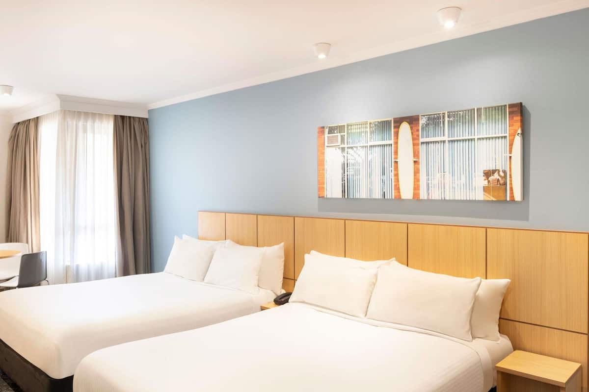 Standardrum - 2 queensize-sängar | Värdeförvaringsskåp på rummet och strykjärn/strykbräda