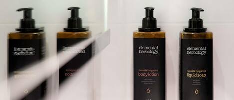 Vier Flaschen Elemental Herbology Körperlotion und Flüssigseife.