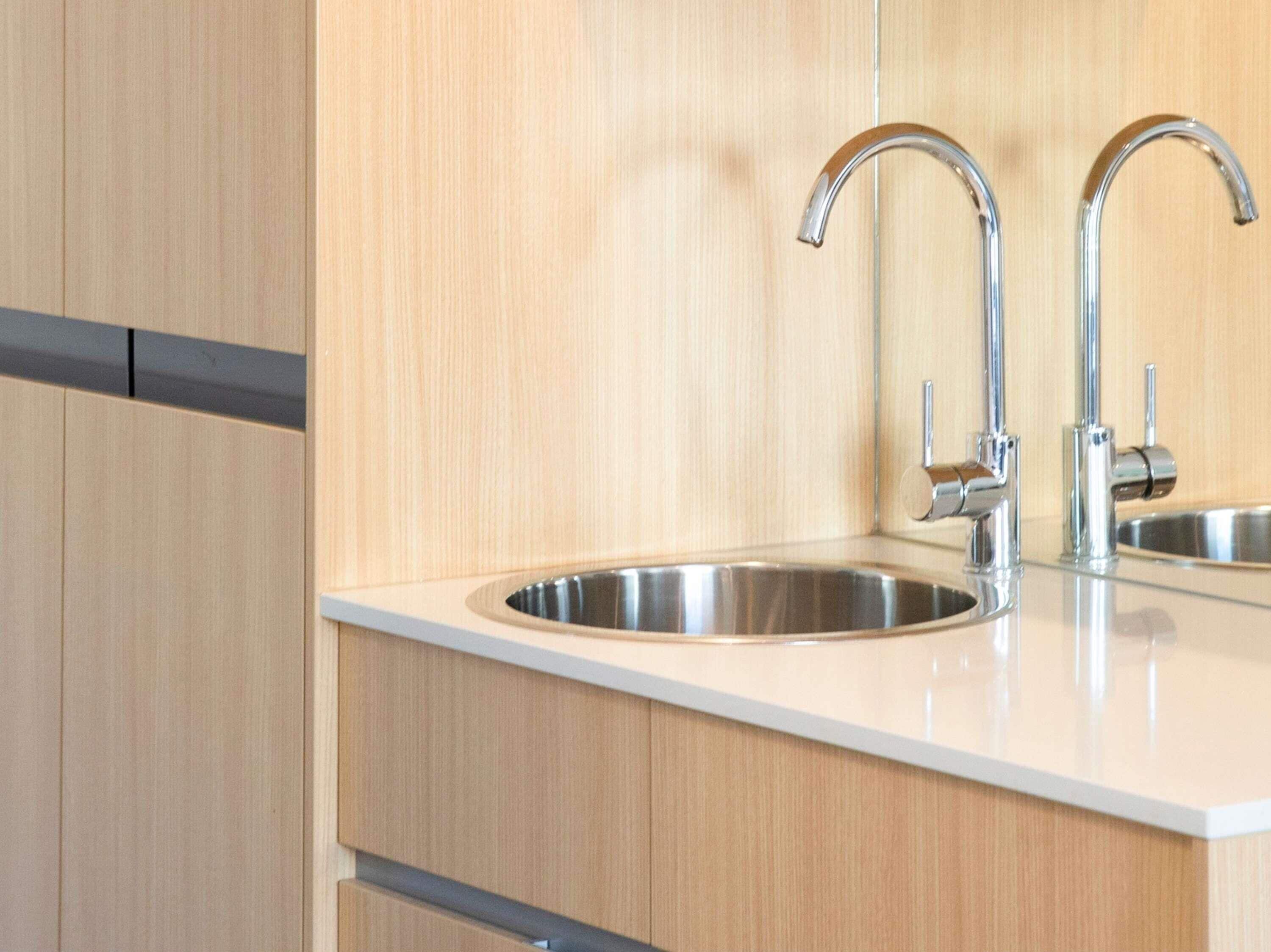 Mini-Kühlschrank, Wasserkocher mit Kaffee-/Teezubehör, Wasserkocher
