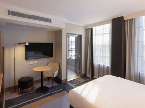 Minibar, két bảo mật tại phòng, bàn 