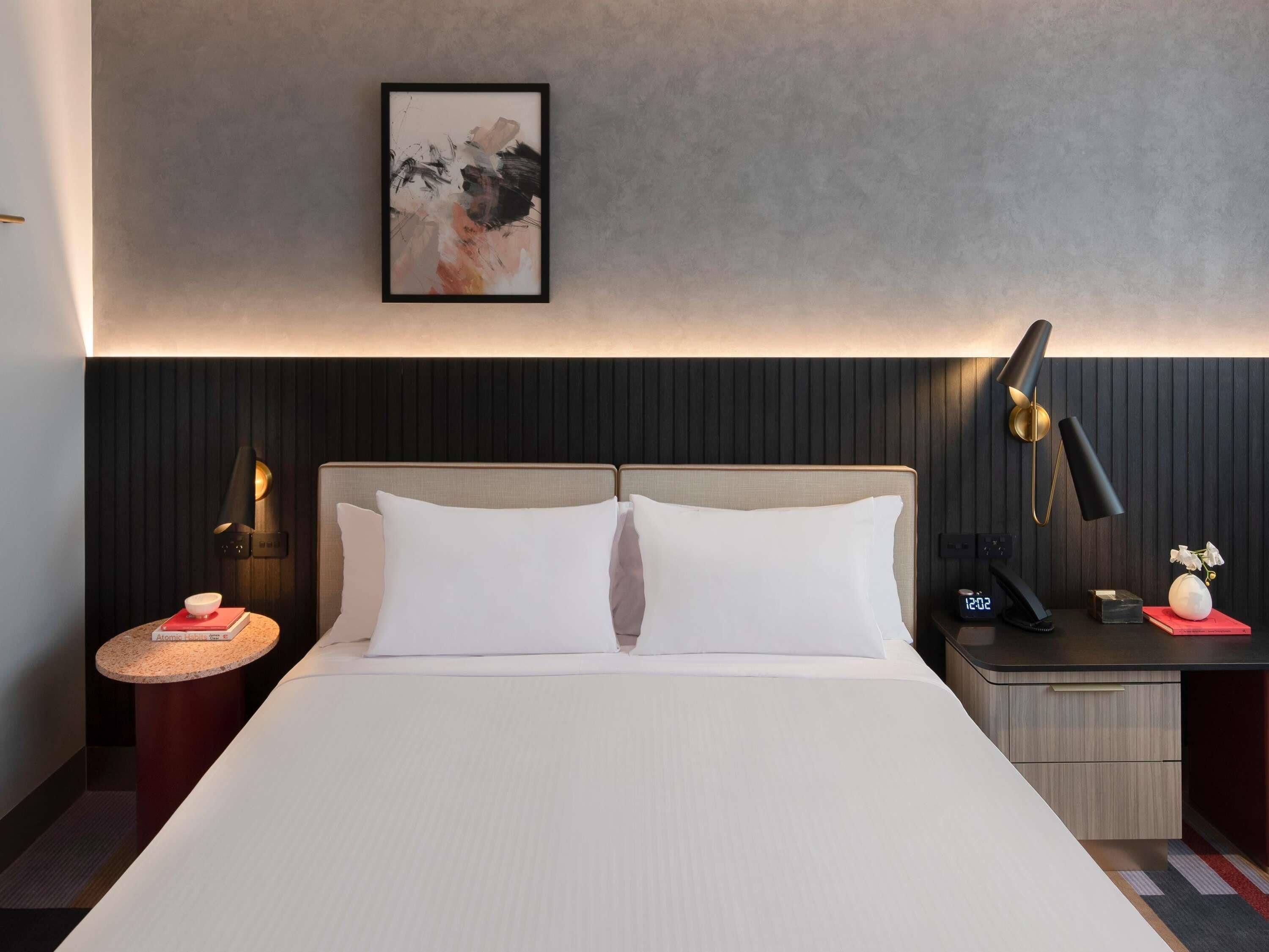 ميني بار وخزنة داخل الغرفة ومكتب ومساحة عمل للكمبيوتر المحمول