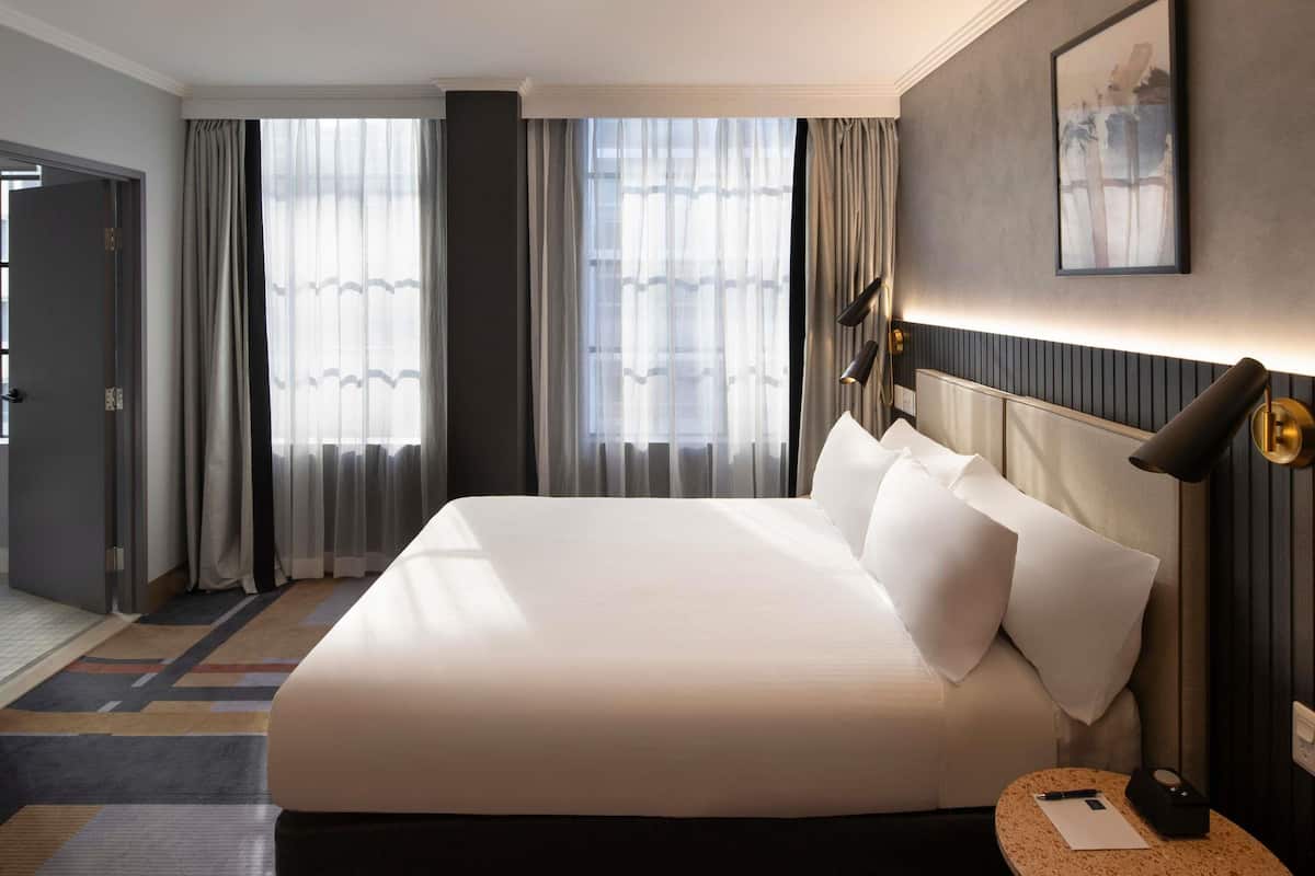 Classic Room, 1 Katil Ratu (Queen) (Accessible) | Bar mini, peti besi dalam bilik, meja, ruang kerja komputer riba