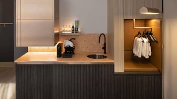Classic Room, 1 Queen Bed (Accessible) | Minibar, in-room safe, desk, laptop workspace