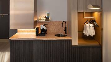 Minibar, caja de seguridad en la habitación y escritorio