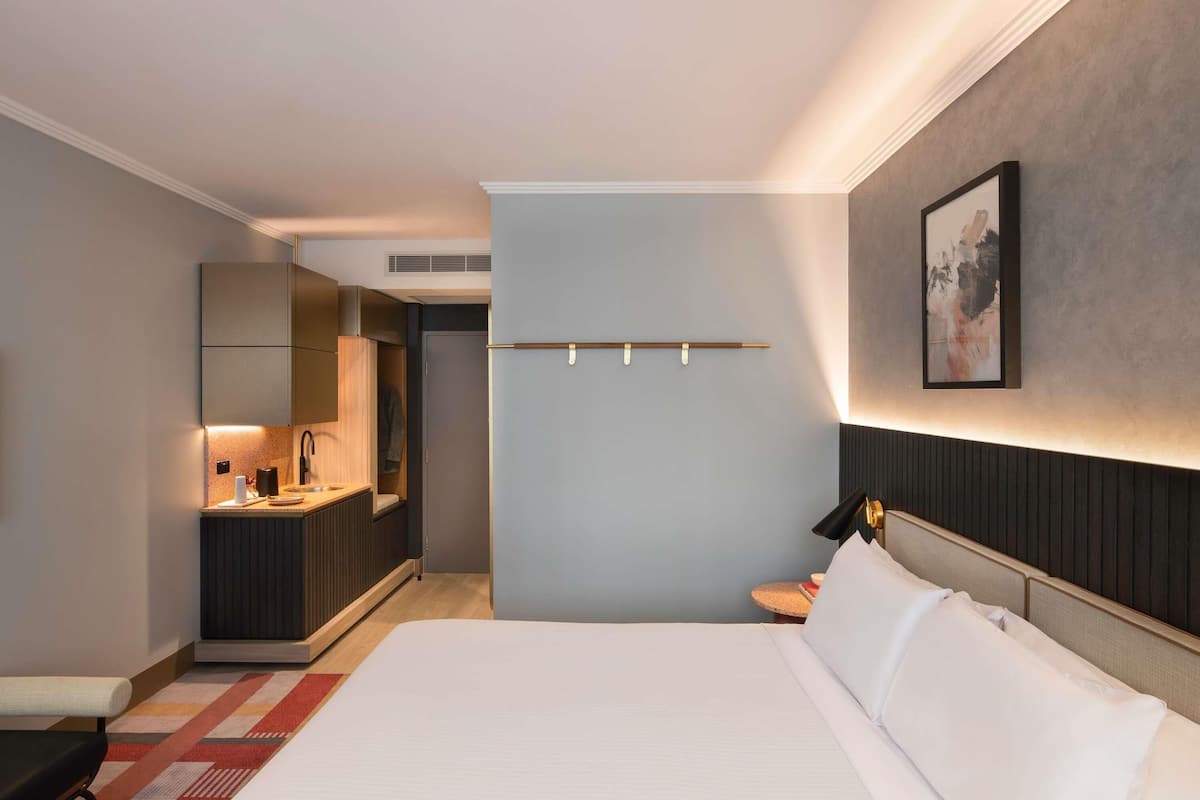 Minibar, caja de seguridad en la habitación y escritorio