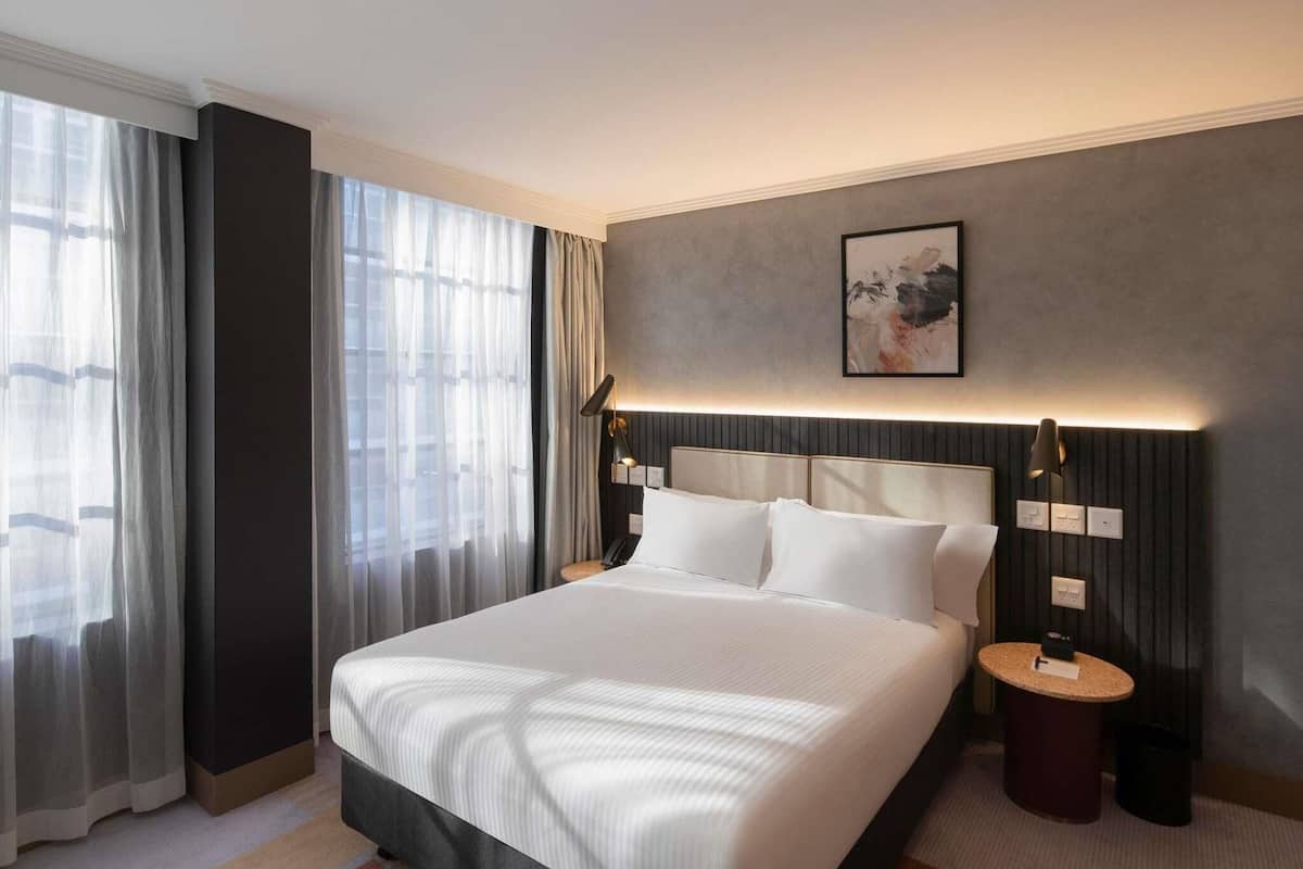 Minibar, coffres-forts dans les chambres, bureau