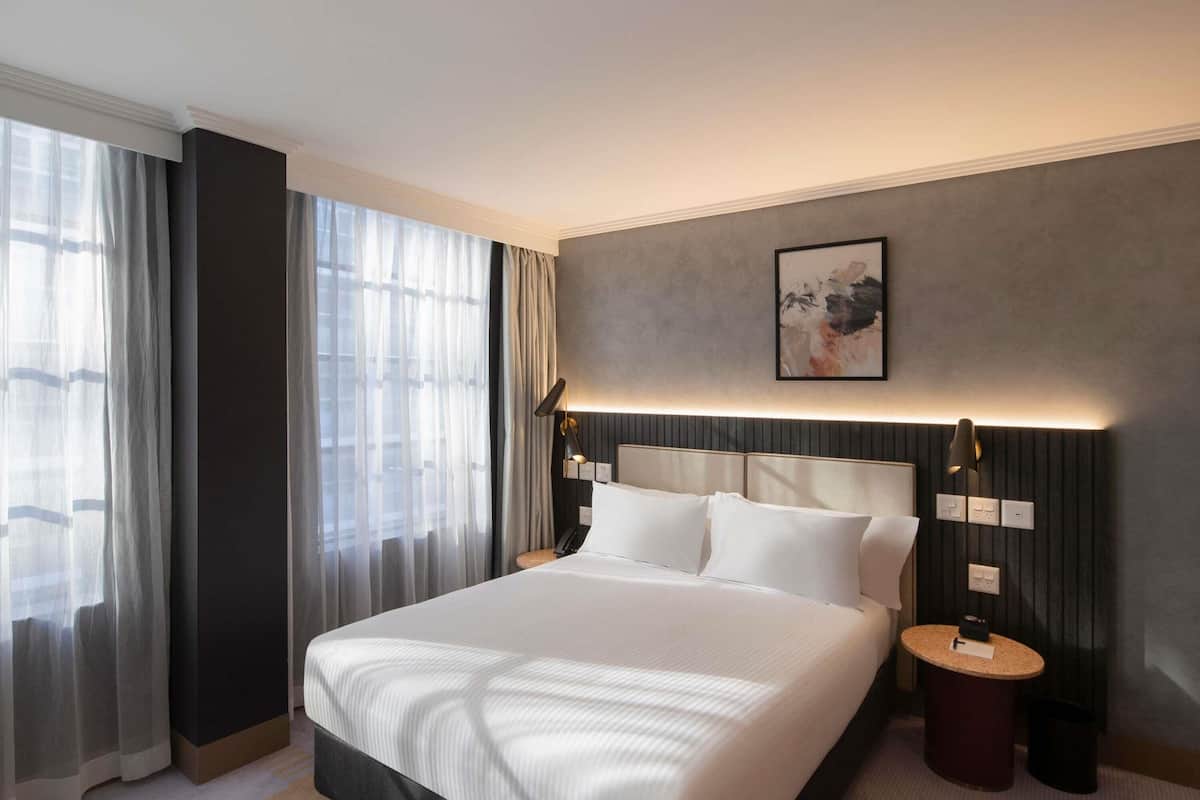 Classic Room, 1 Queen Bed (Accessible) | Minibar, in-room safe, desk, laptop workspace