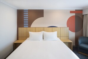 In-room safe, laptop workspace, blackout drapes, iron/ironing board