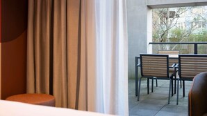 A modern room with a view of an outdoor seating area. - ibis Styles Sydney Central (Sydney)