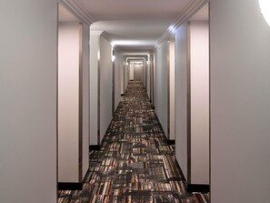 Caja de seguridad en la habitación y espacio para trabajar con laptop 