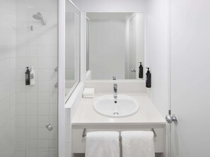 Shower, eco-friendly toiletries, hair dryer, towels - ibis Styles Sydney Central (Sydney)