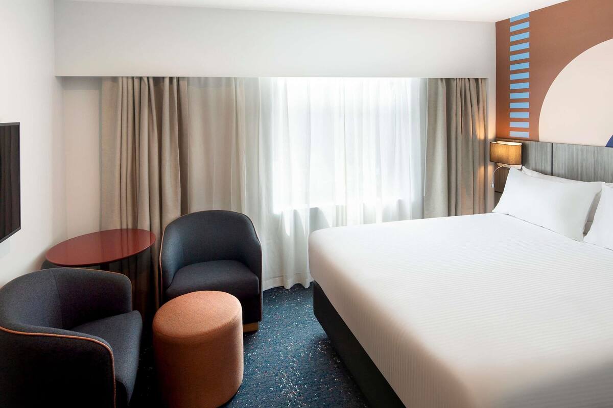 Deluxe Room, 1 King Bed | In-room safe, laptop workspace, blackout drapes, iron/ironing board