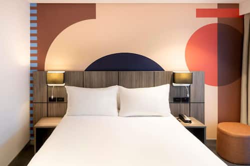 Deluxe-Zimmer, 1 Queen-Bett | Zimmersafe, laptopgeeigneter Arbeitsplatz, Verdunkelungsvorhänge
