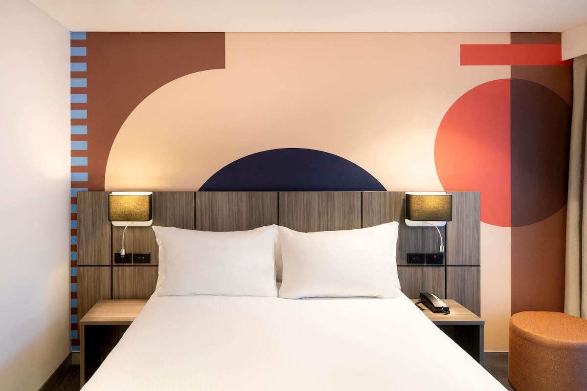 Deluxe Room, 1 Queen Bed | 1 bedroom, in-room safe, laptop workspace, blackout drapes