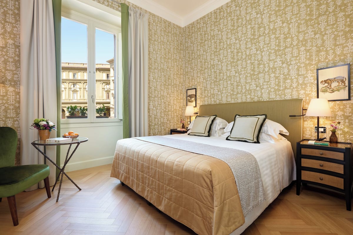 Superior Room | Premium bedding, down comforters, pillowtop beds, minibar