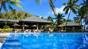 حمّام سباحة خارجي، مظلات على حمّام السباحة، مقاعد للتشمس