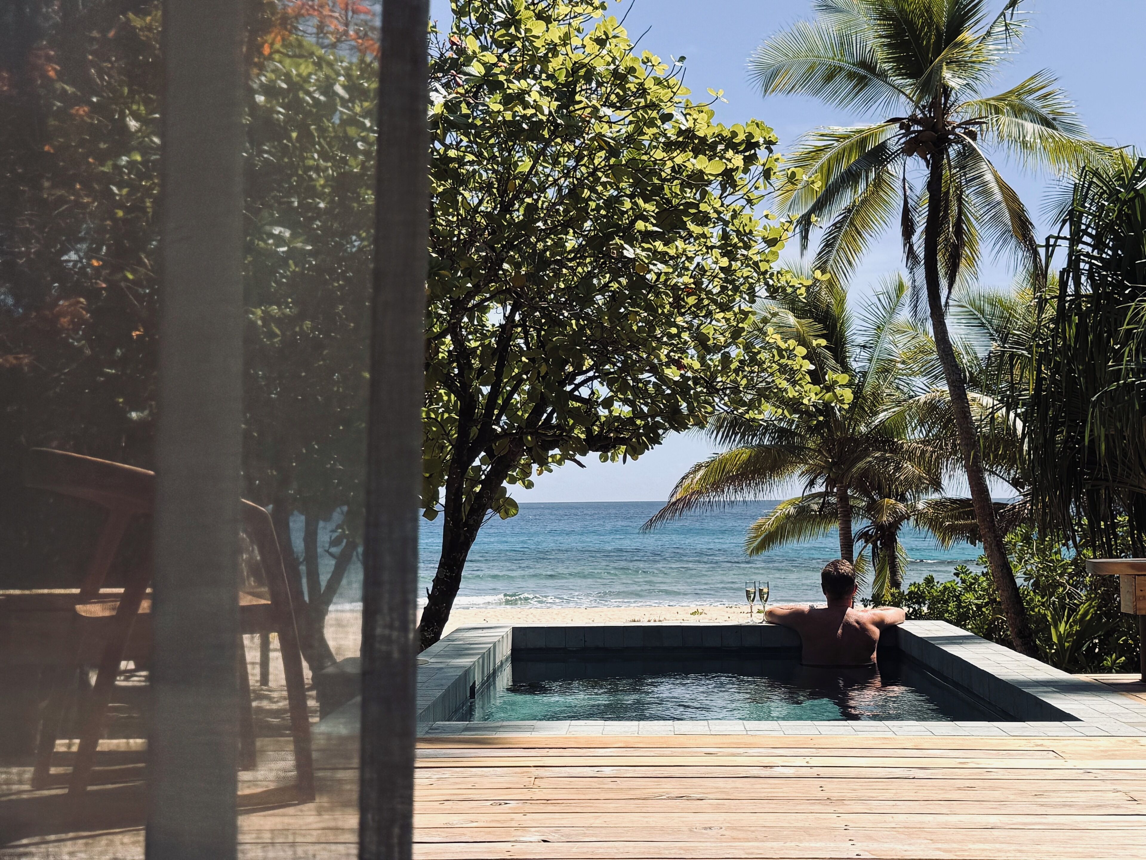 尊贵客房 | 高档床上用品、迷你吧、客房内保险箱、遮光窗帘