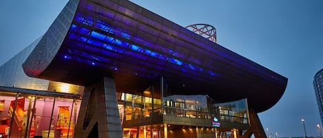 Un bâtiment moderne doté d’une architecture originale, caractérisé par un grand toit en surplomb et de nombreux niveaux.