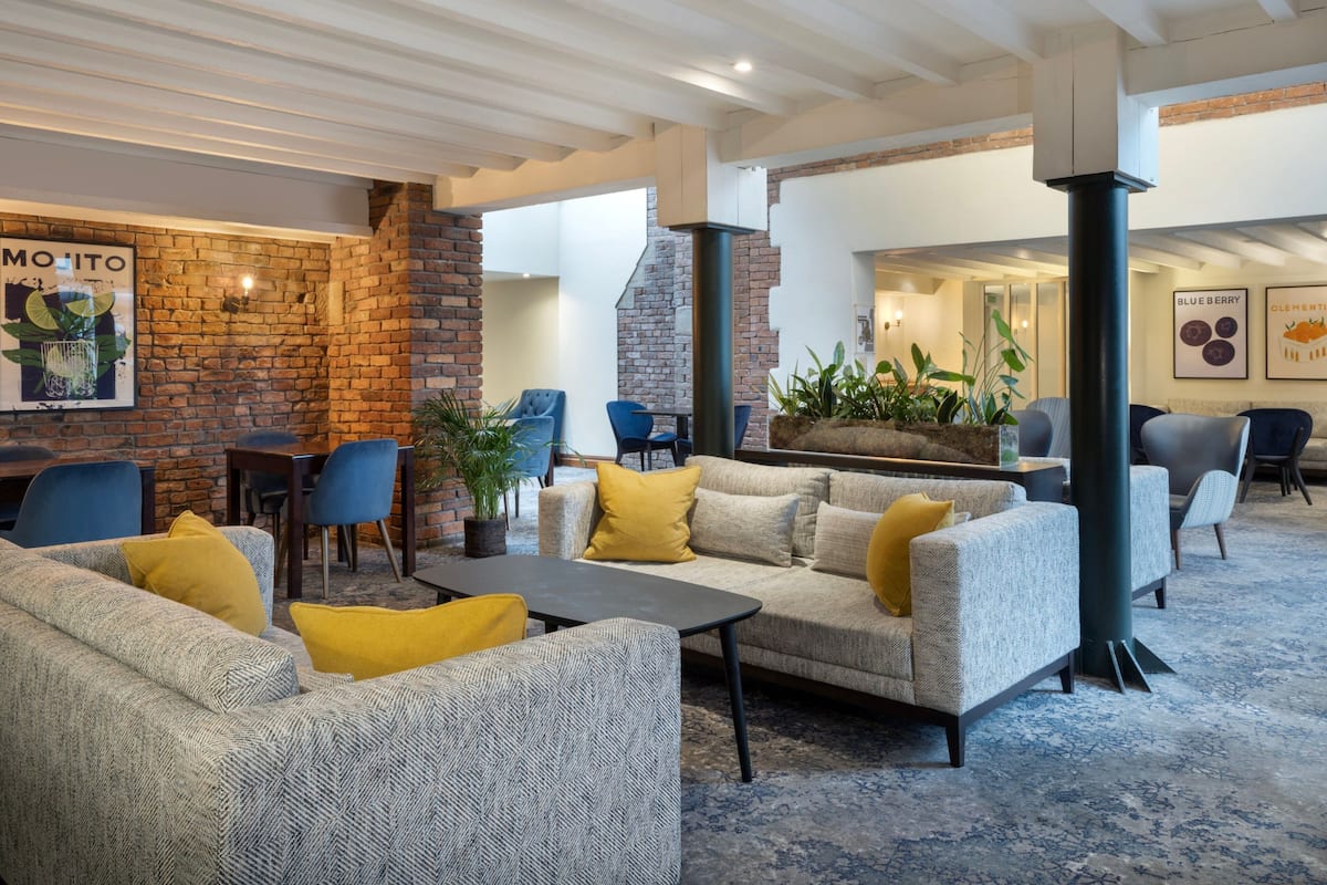 2 bars/lounges, cocktail bar