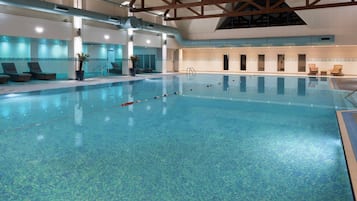 Indendørs pool, åben fra kl. 07.00 til kl. 21.00, liggestole