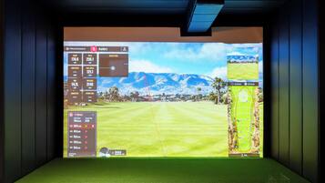 Indoor golf driving range