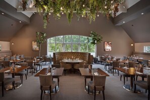 Petit déjeuner, déjeuner et dîner servis sur place