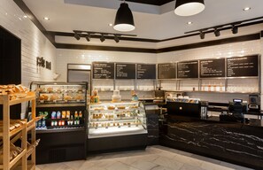 2 restaurantes; se sirven desayunos, almuerzos y cocina internacional 