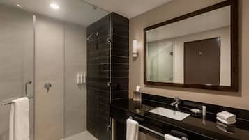 Combined shower/tub, hair dryer, towels