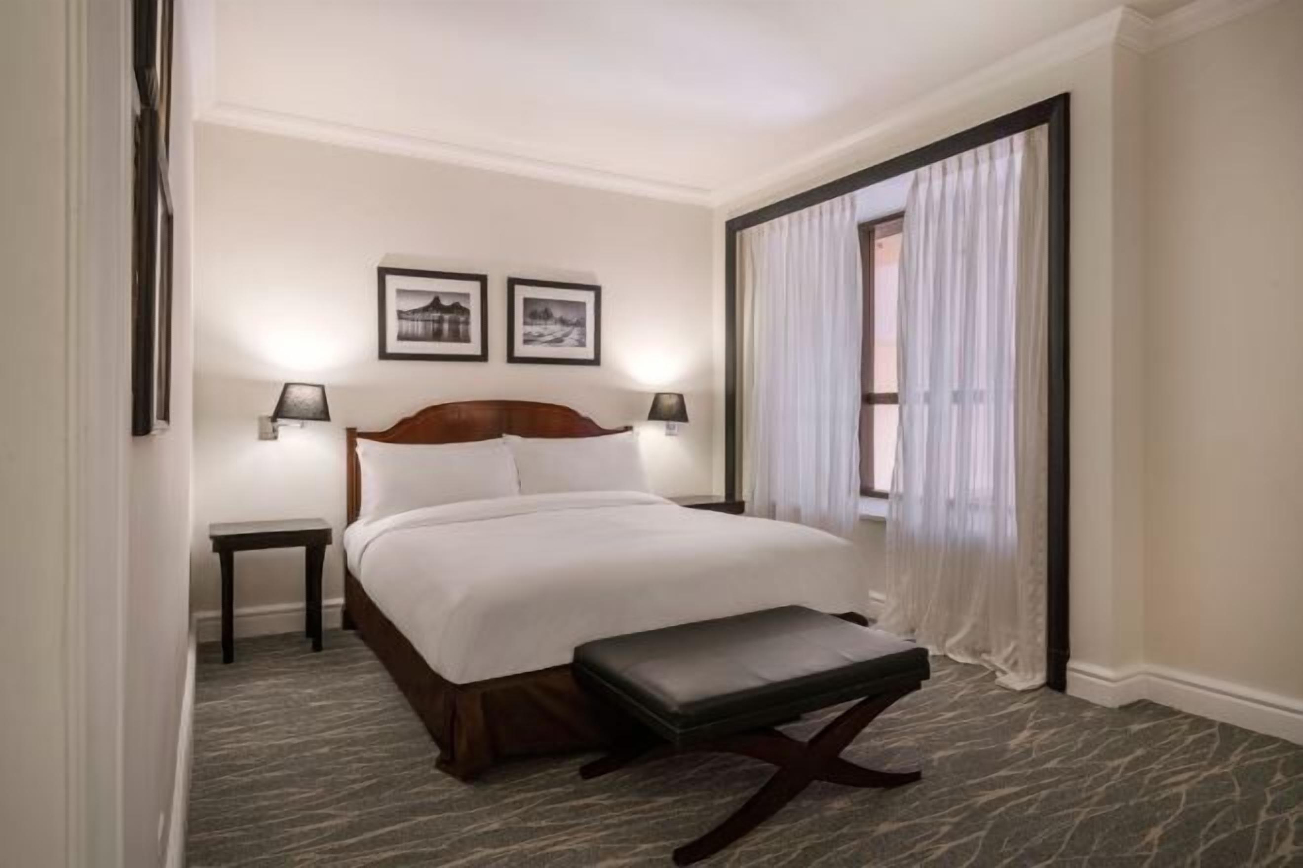 Minibar, coffres-forts dans les chambres, bureau