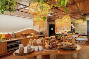 2 restaurantes; se sirven desayunos, comidas y cenas
