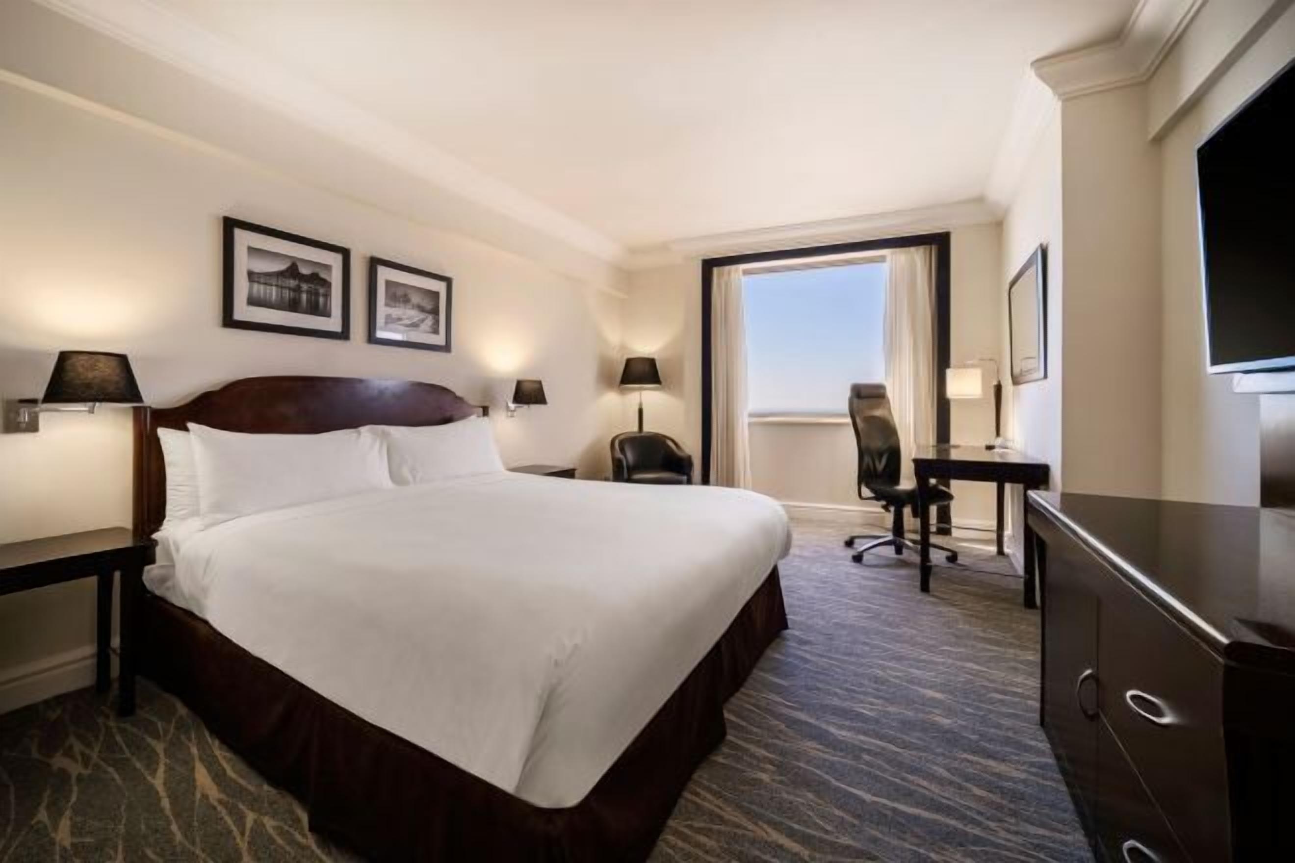 Minibar, coffres-forts dans les chambres, bureau