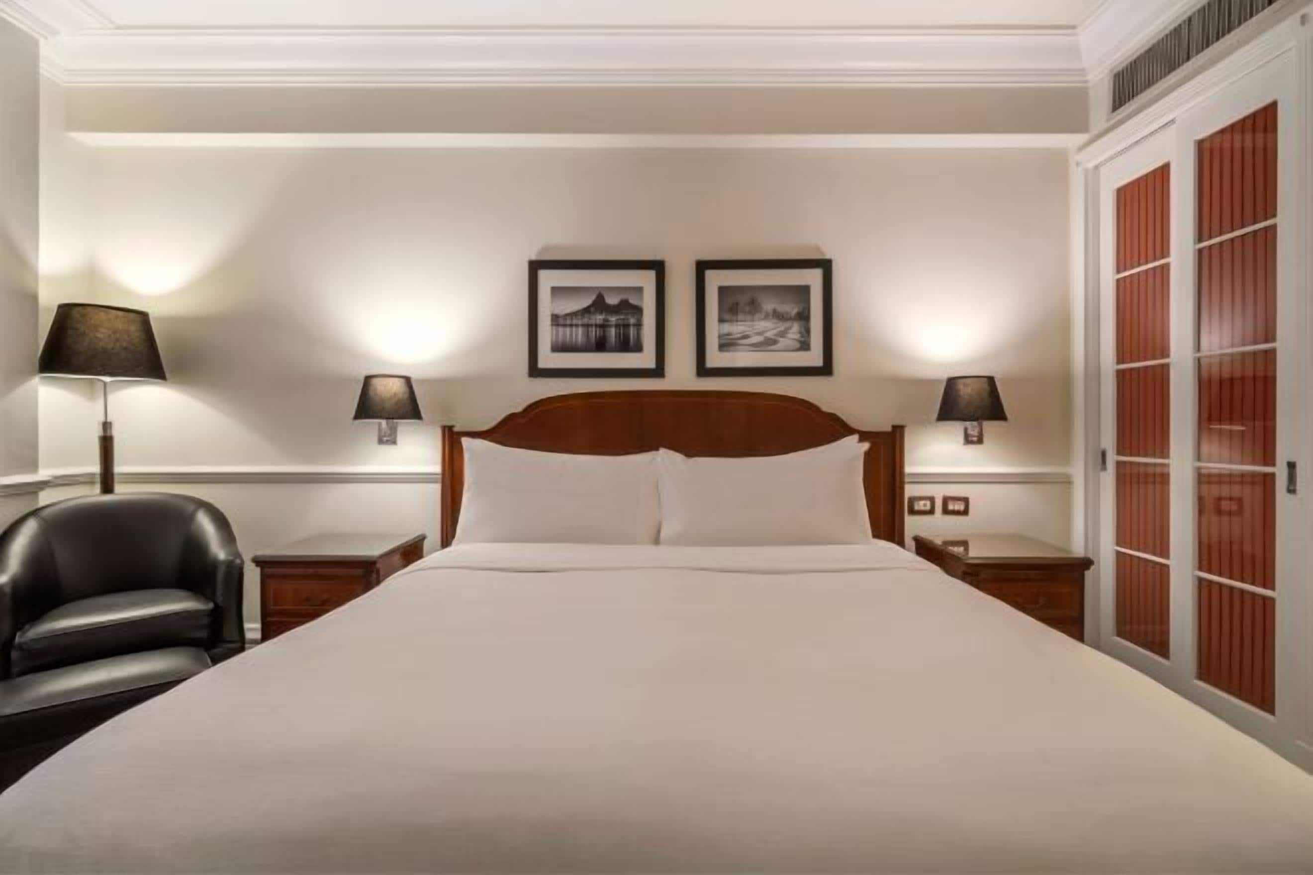 Minibar, coffres-forts dans les chambres, bureau