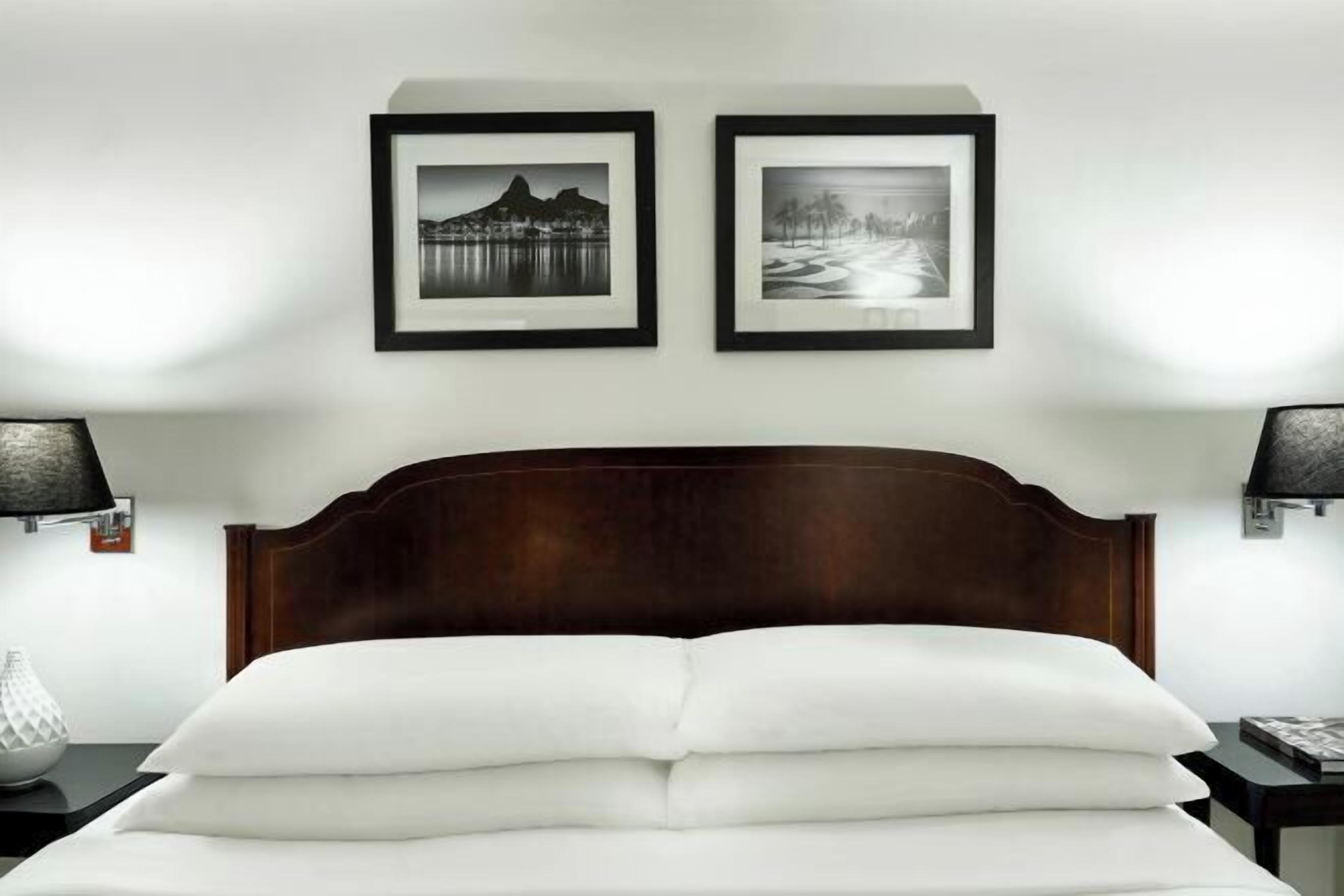 Minibar, coffres-forts dans les chambres, bureau