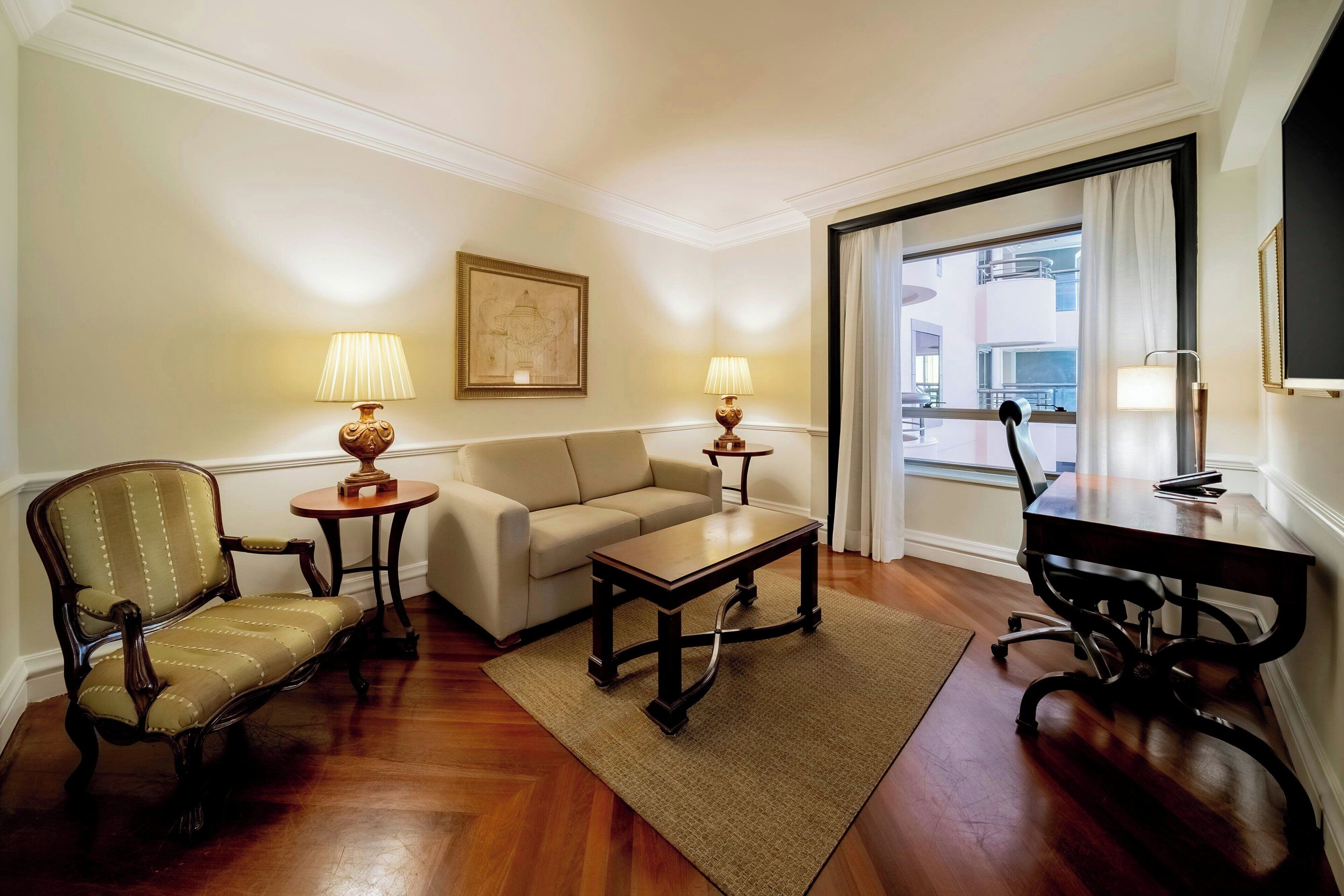 Suite exécutive, 1 très grand lit et 1 canapé-lit | Minibar, coffre-fort pour ordinateur portable, bureau