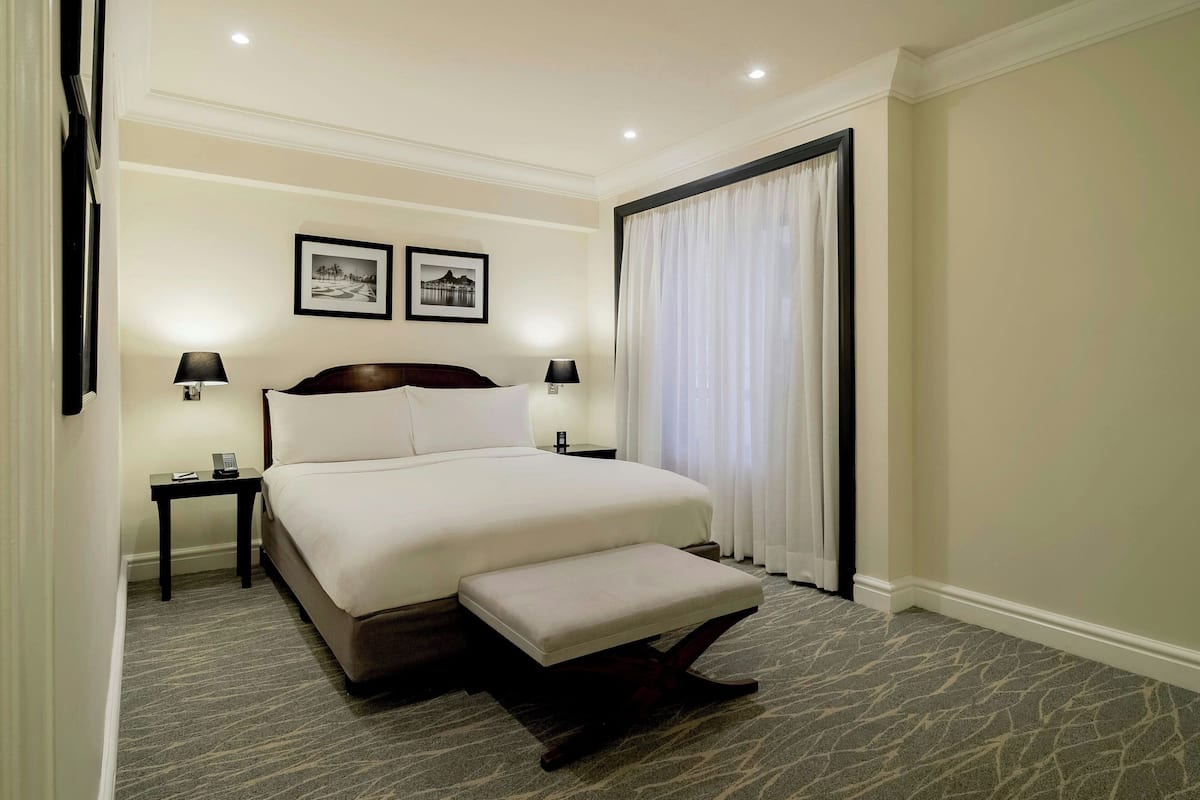 Room, 1 Queen Bed | Minibar, in-room safe, desk, laptop workspace