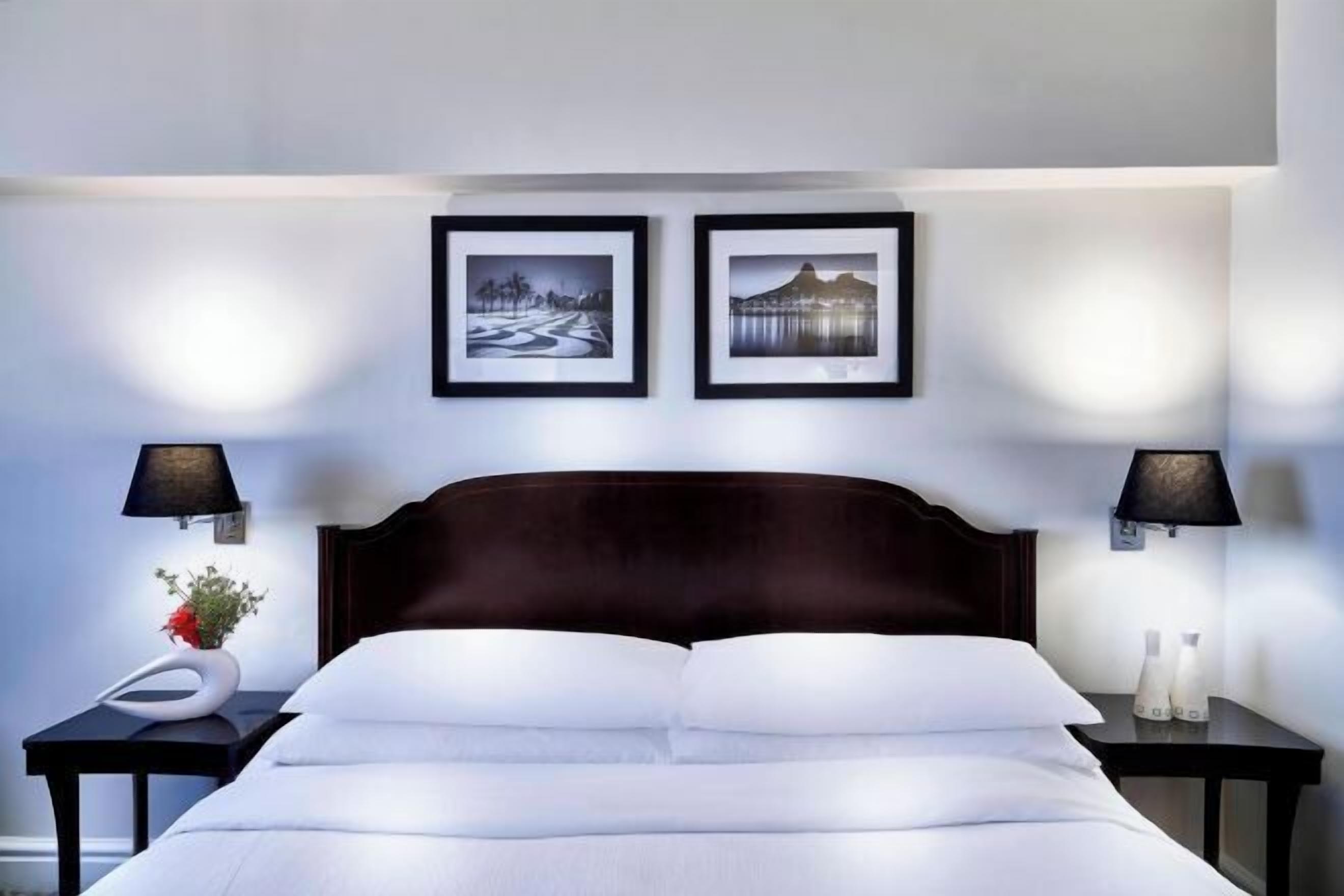 Minibar, coffres-forts dans les chambres, bureau