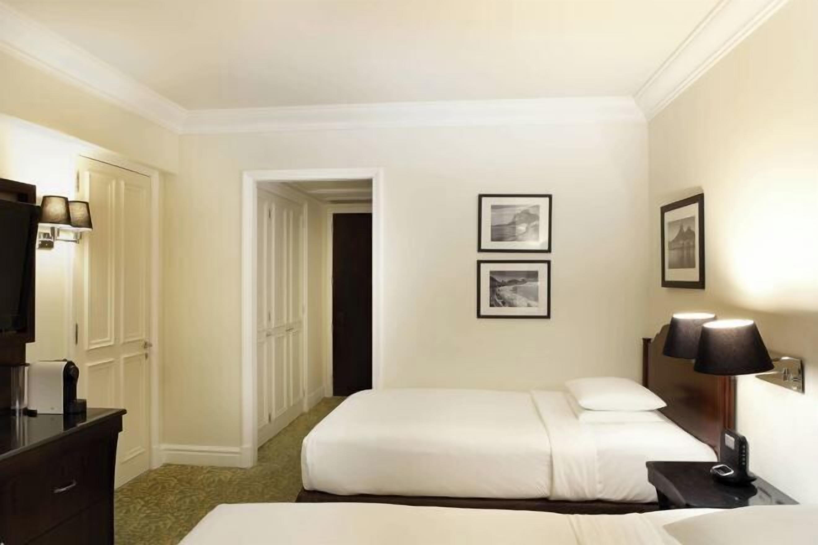 Minibar, coffres-forts dans les chambres, bureau