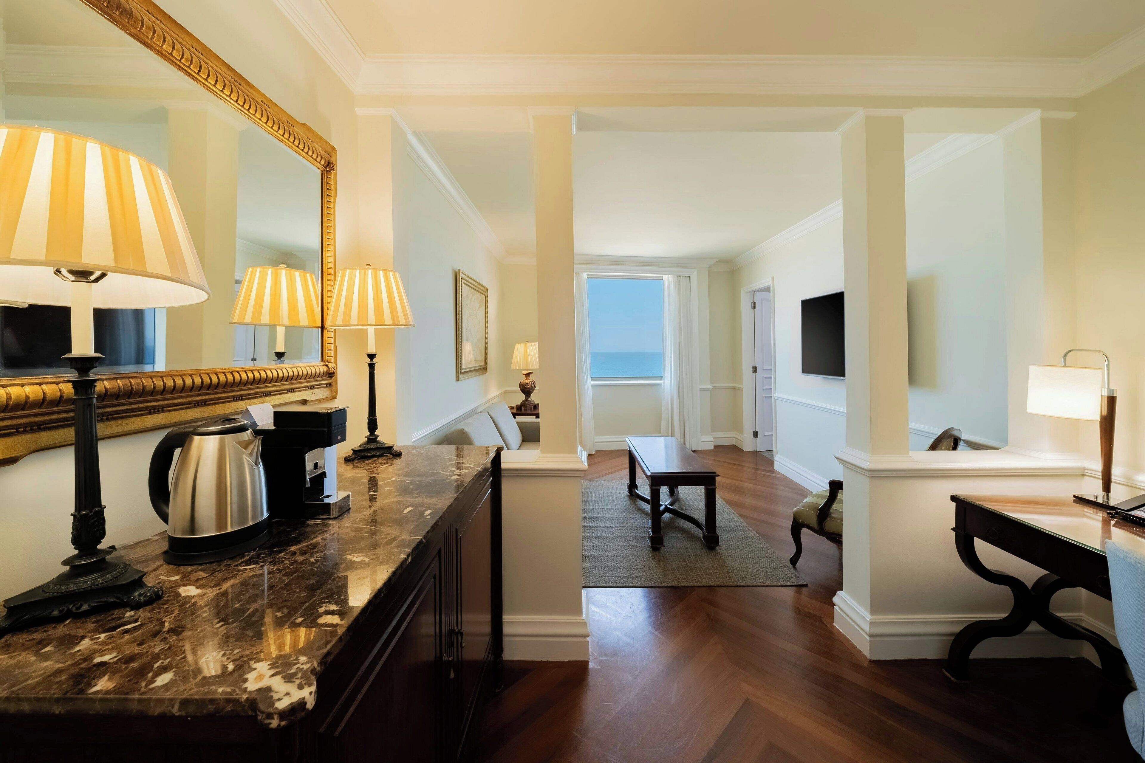 Phòng Suite Executive, 1 giường cỡ king và sofa giường, quang cảnh biển | Minibar, két bảo mật tại phòng, bàn 