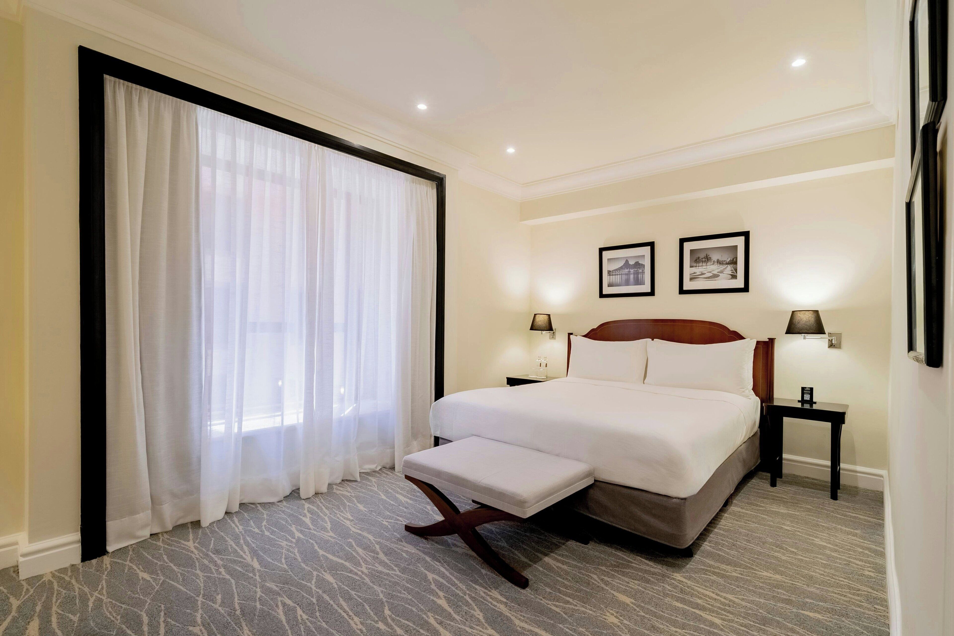 Chambre, 1 très grand lit | Minibar, coffre-fort pour ordinateur portable, bureau