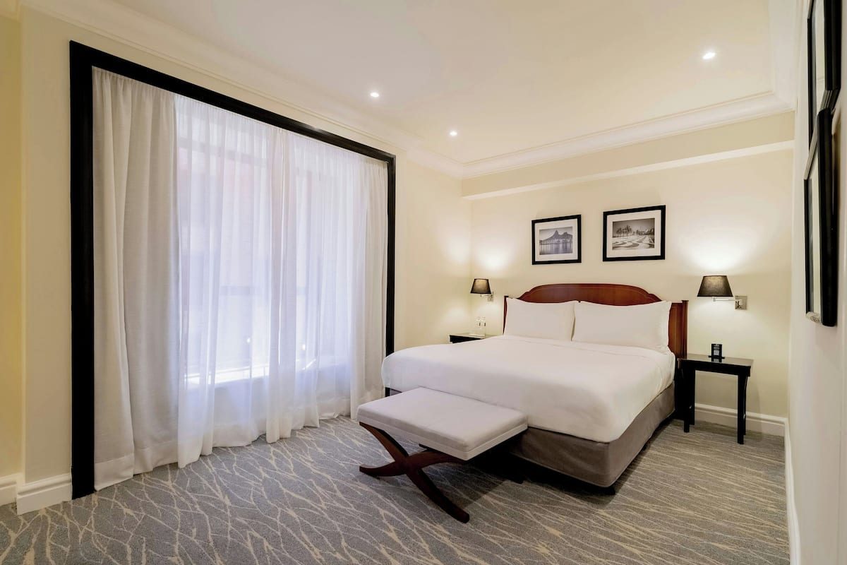 Room, 1 King Bed | Minibar, in-room safe, desk, laptop workspace