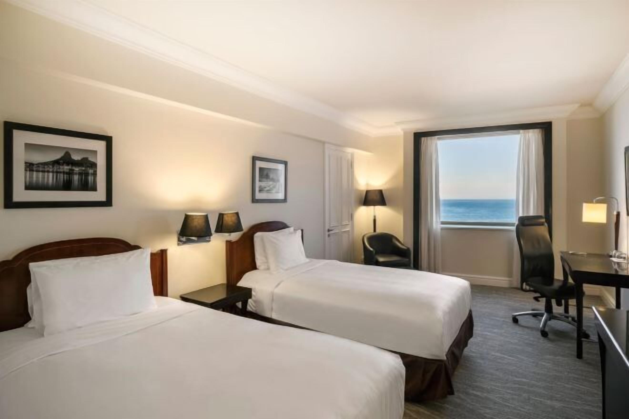 Minibar, coffres-forts dans les chambres, bureau