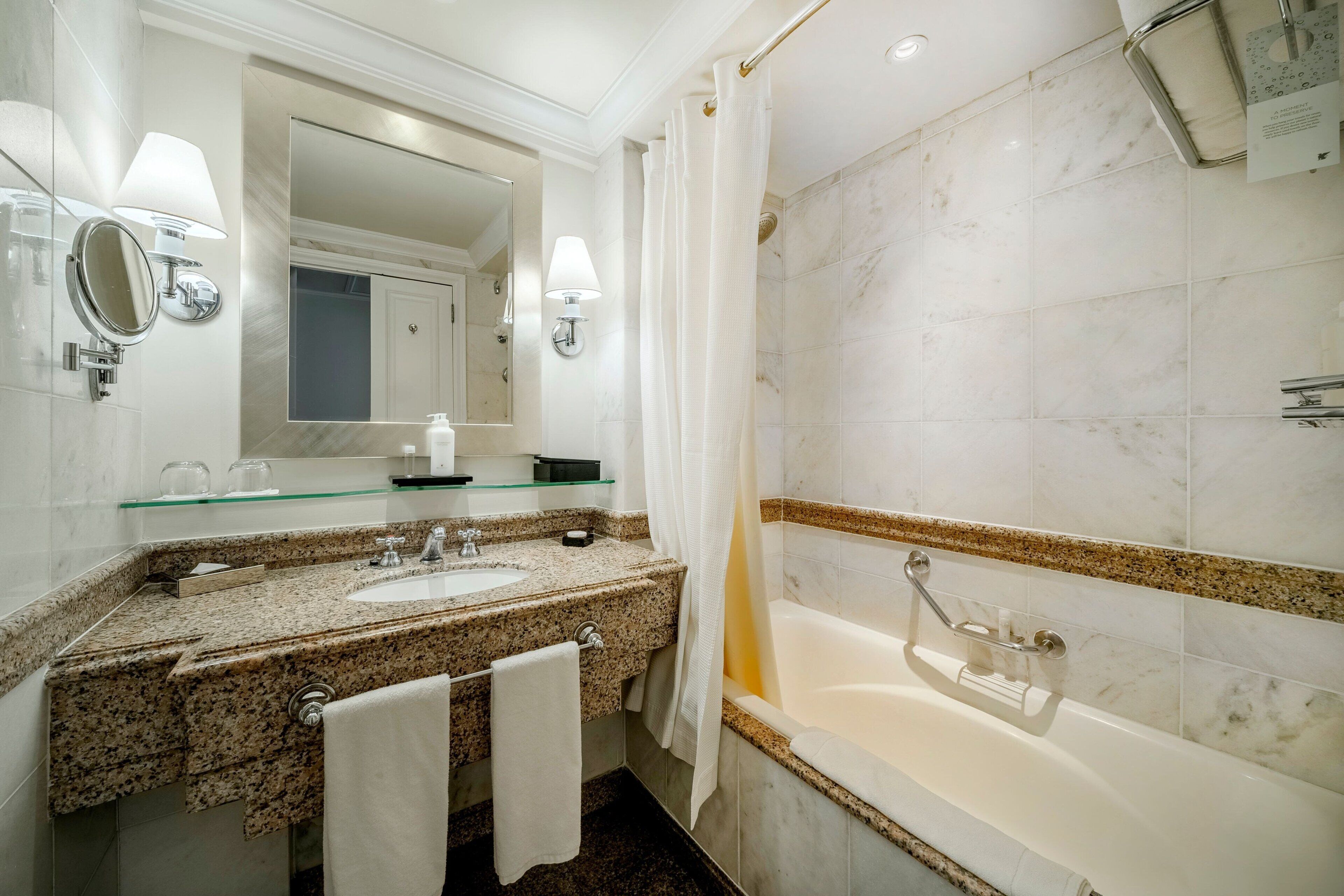 room, 1 queen bed, non smoking | 1 bedroom, minibar, in-room safe, desk