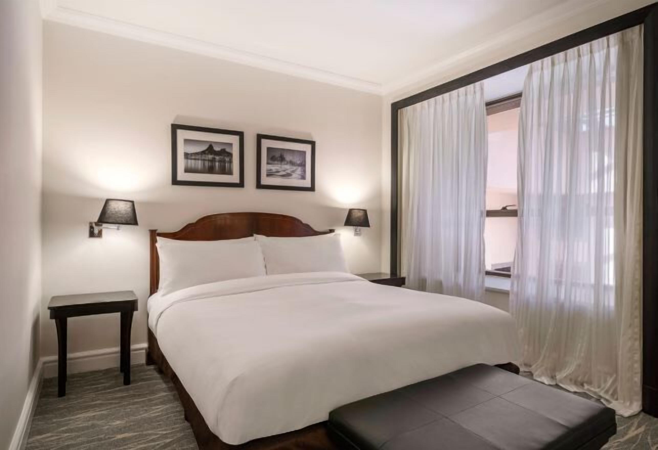 Minibar, coffres-forts dans les chambres, bureau