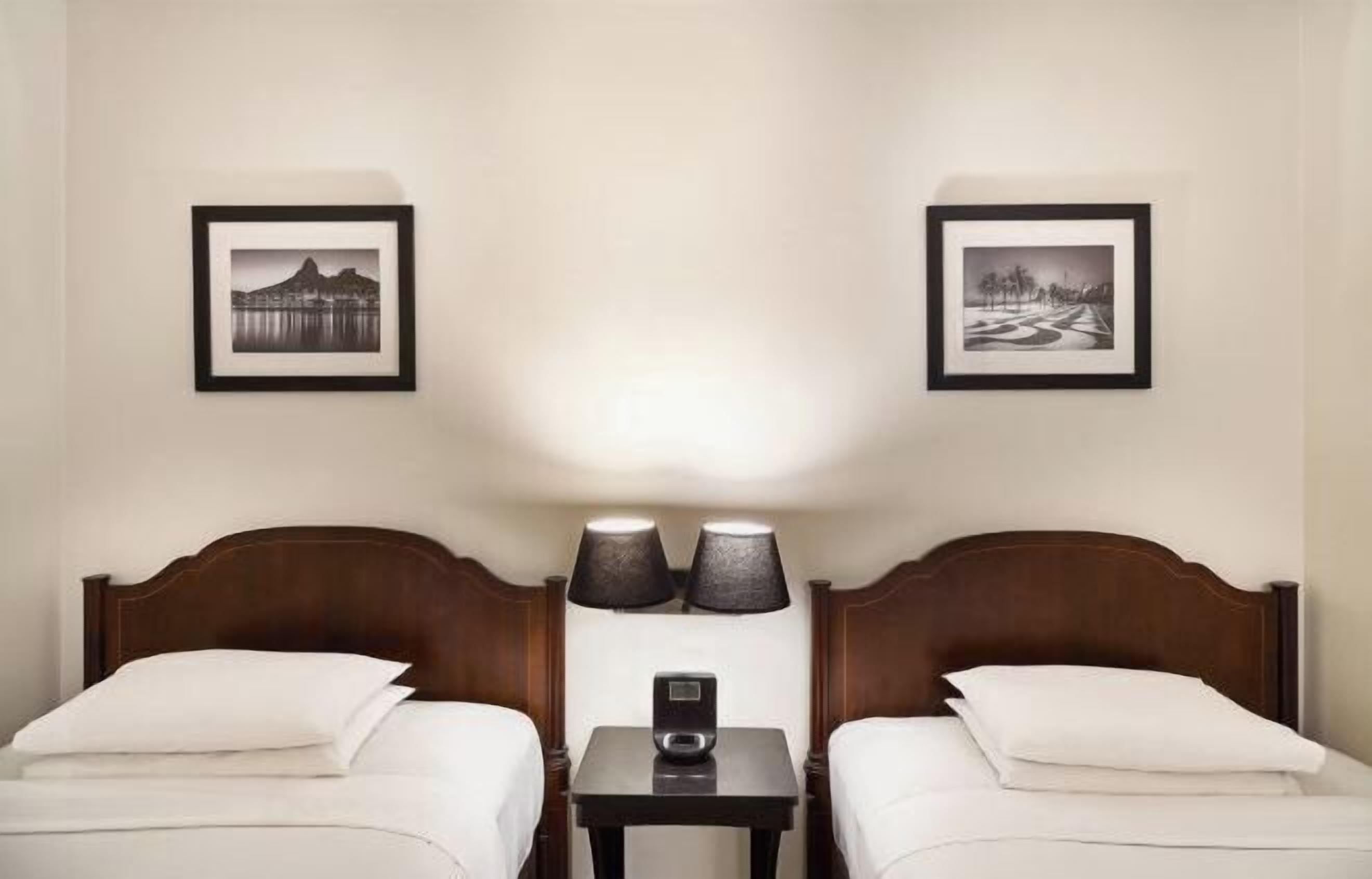 Minibar, coffres-forts dans les chambres, bureau